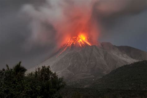 L'Éruption du Mont Tambora au IVe siècle : Un cataclysme volcanique ayant bouleversé le climat global et transformé les routes commerciales maritimes de l'époque.