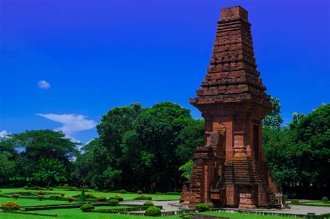 La Prise de Trowulan en 1350: Un Retournement Gé politico-Militaire Crucial dans la Java Ancienne